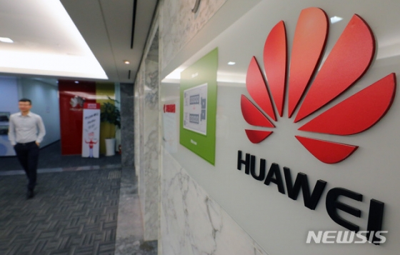 지난 5일(현지시간) 러시아 최대 이동통신회사인 모바일텔레시스템스(MTS)과 중국 화웨이의 5G 이동통신 개발 협약 체결식에 참석한 시진핑 중국 국가 주석과 블라디미르 푸틴 러시아 대통령이 박수를 치고 있다/사진= AFPBBNews