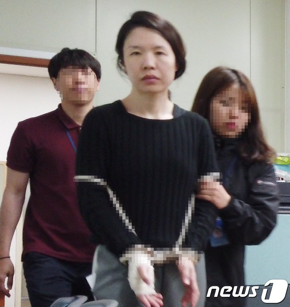 전 남편을 살해하고 사체를 유기한 혐의 등으로 구속된 고유정(36)이 지난 7일 제주시 제주동부경찰서 유치장에서 진술녹화실로 이동하고 있다./사진=뉴스1