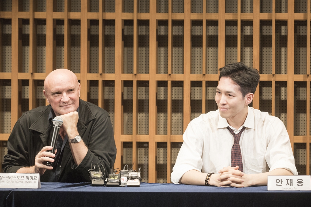 모나코 몬테카를로 왕립발레단의 장-크리스토프 마이요 예술감독(왼쪽)과 안재용 수석무용수. /사진제공=마스트미디어