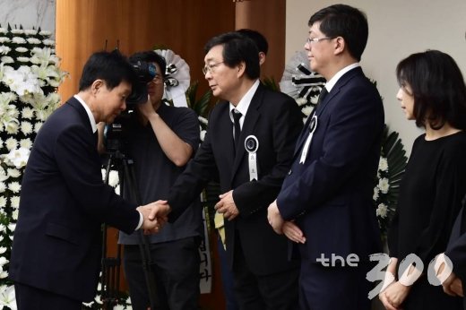 한화갑 한반도평화재단총재(왼쪽)가 11일 서울 서대문구 연세대 세브란스병원 장례식장에 마련된 김대중평화센터 이사장인 故 이희호 여사의 빈소에 조문을 마친뒤 차남 김홍업 전 의원을 포함한 유가족들을 위로하고 있다./사진=김창현 기자