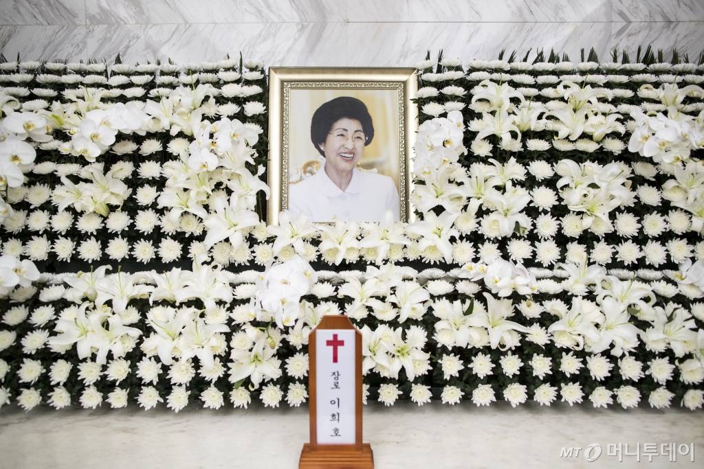 지난 11일 오전 서울 서대문구 신촌세브란스병원 장례식장에 마련된 고 이희호 여사의 빈소에 영정과 위패가 놓여있다./사진=김창현 기자 chmt@