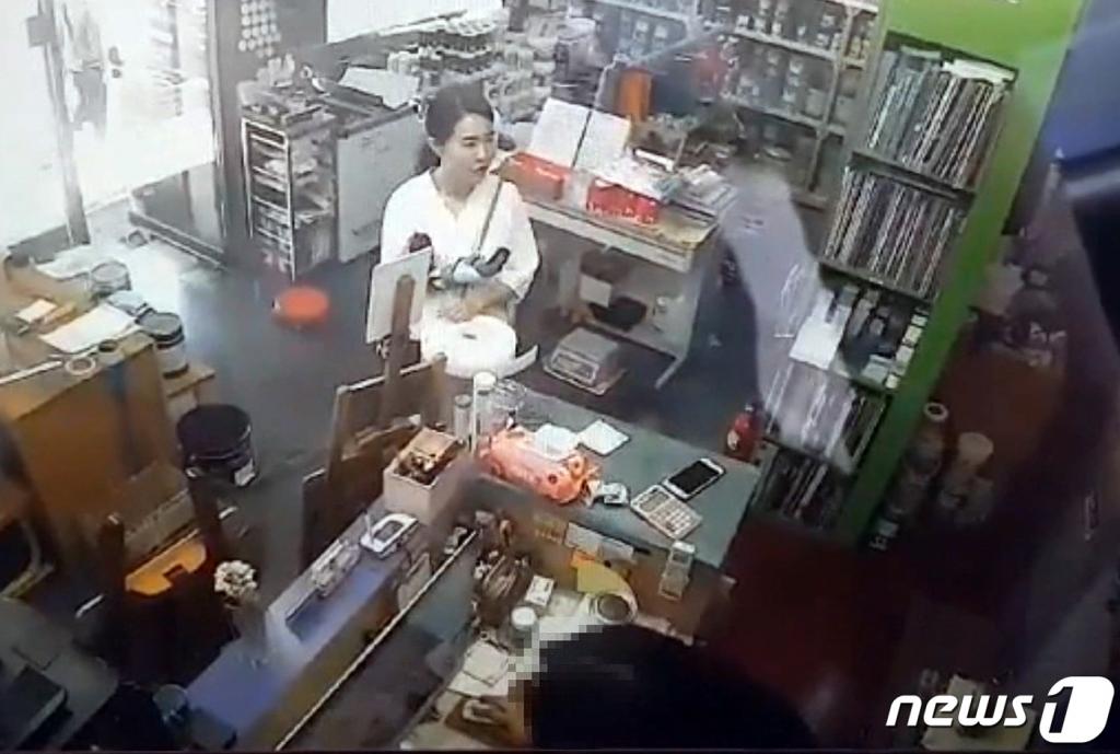 지난 11일 제주동부경찰서는 고유정(36)이 지난달 29일 오후 인천시 한 마트에서 범행도구로 추정되는 일부 물품을 구매하고 있는 모습이 찍힌 CCTV영상을 공개했다. 경찰에 따르면 구입 물품은 방진복, 커버링, 덧신이다./사진=뉴스1(제주동부경찰서 제공)