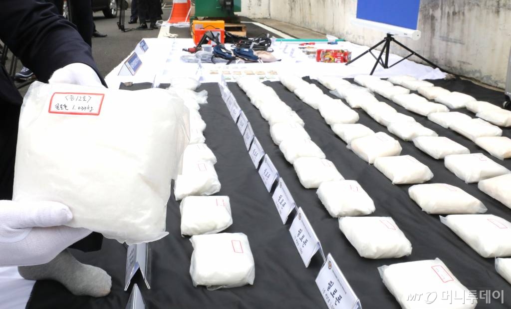 서울경찰청 광역수사대 마약수사계가 지난해 10월15일 오전 나사제조기 속에 필로폰 90 kg분량(압수한 필로폰은 300만명이 동시에 투약할 수 있는 양으로 시세로 약 3,000억원 규모)을 숨겨 밀반입한 대만, 일본, 한국 3개 마약 조직원 일당 8명을 검거(구속 6명)했다고 밝혔다. 사진은 경찰이 압수한 증거물. /사진=뉴시스