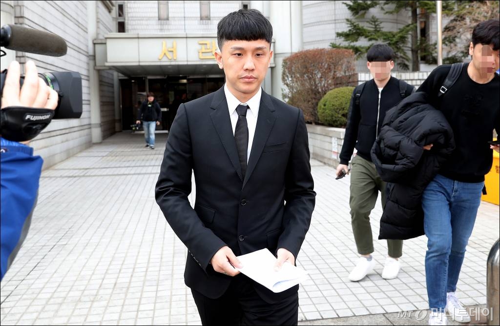 래퍼 겸 프로듀서 쿠시가 18일 오전 서울 서초구 중앙지방법원에서 열린 마약류 관리에 관한 법률 위반 혐의 선고공판에서 징역 2년 6개월, 집행유예 4년과 보호관찰 및 약물 치료 프로그램 80시간 이수, 추징금 87만 5000원을 선고 받은 뒤 법원을 나서고 있다./사진=김창현 기자