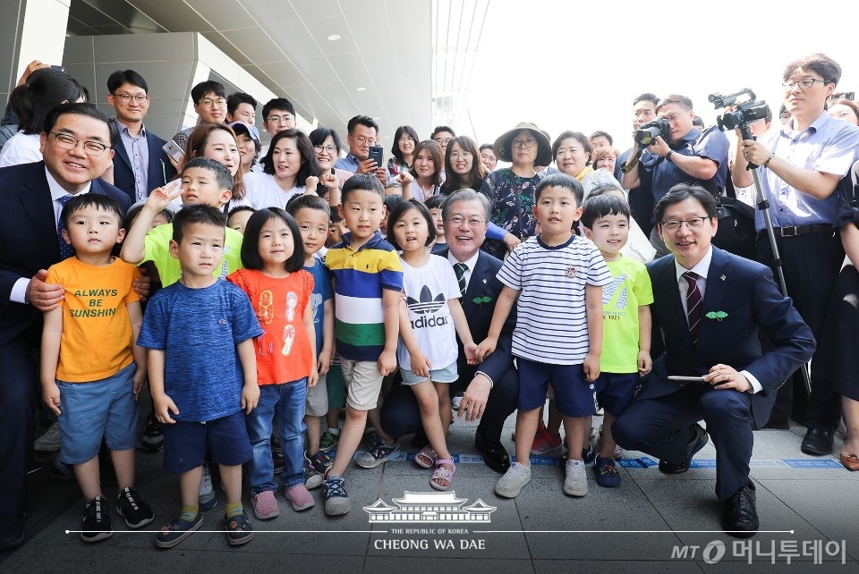 문재인 대통령(앞줄 오른쪽 네번째), 김경수 경남도지사(앞줄 오른쪽 첫번째), 허성무 창원시장(둘쨋줄 왼쪽 첫번째) 등 관계자들이 지난 5일 경남 창원시에서 수소전기버스 제막식과 '도심형 수소충전소' 준공식에 참석한 후 아이들과 기념촬영을 하고 있다./사진=청와대, 창원시