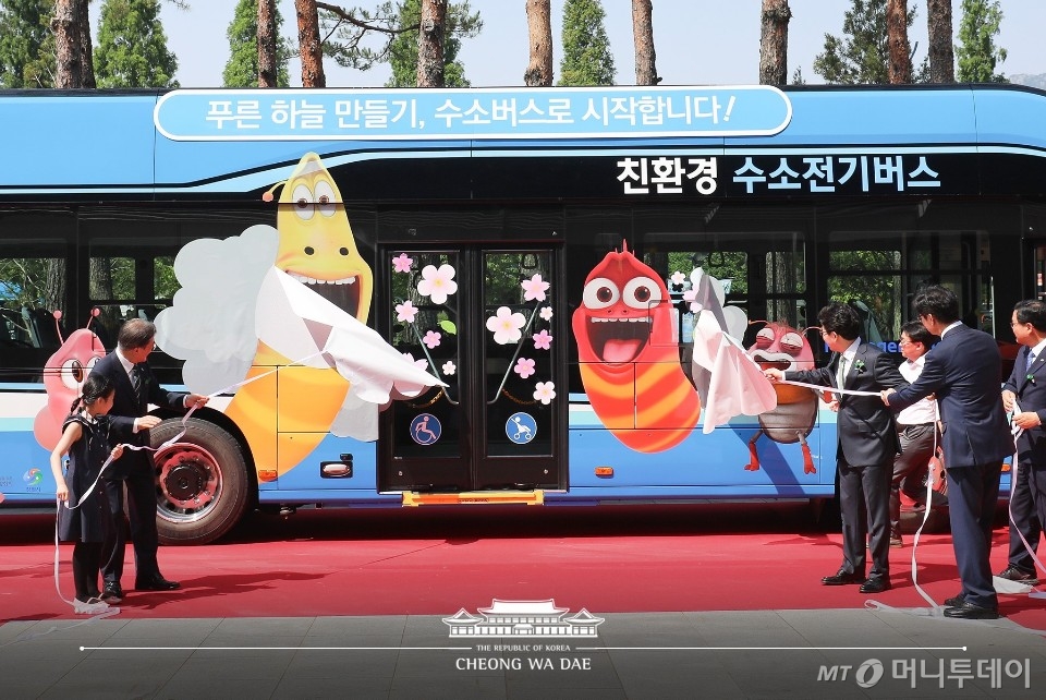 문재인 대통령(왼쪽 두번째)이 지난 5일 '세계 환경의 날'에 경남 창원시를 찾아 '수소버스 제막식'에 참석하고 있다./사진=청와대, 창원시