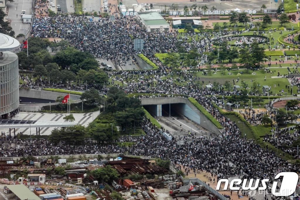 (홍콩 AFP=뉴스1) 우동명 기자 = 12일(현지시간) '범죄인 인도법안' 철회를 요구하는 시민들이 홍콩 정부청사 인근에서 도로를 봉쇄하며 시위를 하고 있다. 홍콩 의회인 입법회는 이날부터 '범죄인 인도 법안' 2차 심의를 시작했다.   © AFP=뉴스1  <저작권자 © 뉴스1코리아, 무단전재 및 재배포 금지>