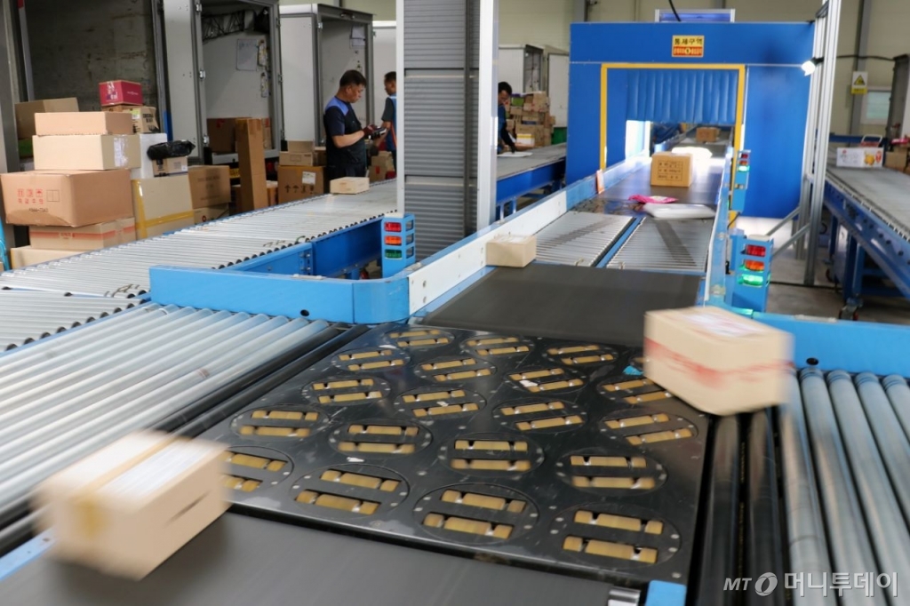 경기도 부천시에 위치한 CJ대한통운 양천서브터미널에서 택배 물품들이 분류 자동화 시스템 '휠소터'에 의해 분배되는 모습. /사진제공=CJ대한통운