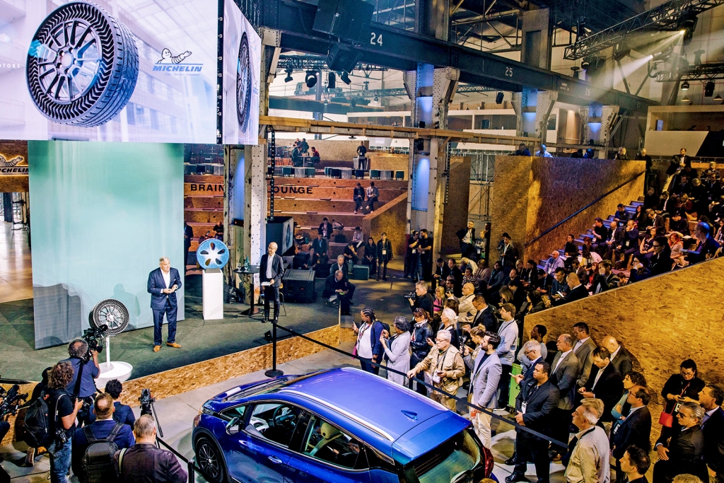 미쉐린이 캐나다 몬트리올에서 열린 글로벌 모빌리티 포럼 '무빙 온 서밋'에서 '업티스'를 공개하고 있다. /사진=미쉐린 홈페이지