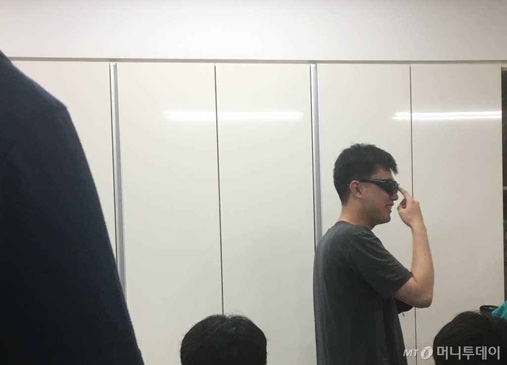 선글라스를 낀 채 멋진 포즈를 뽐내는 베어베터 사원./사진=남형도 기자