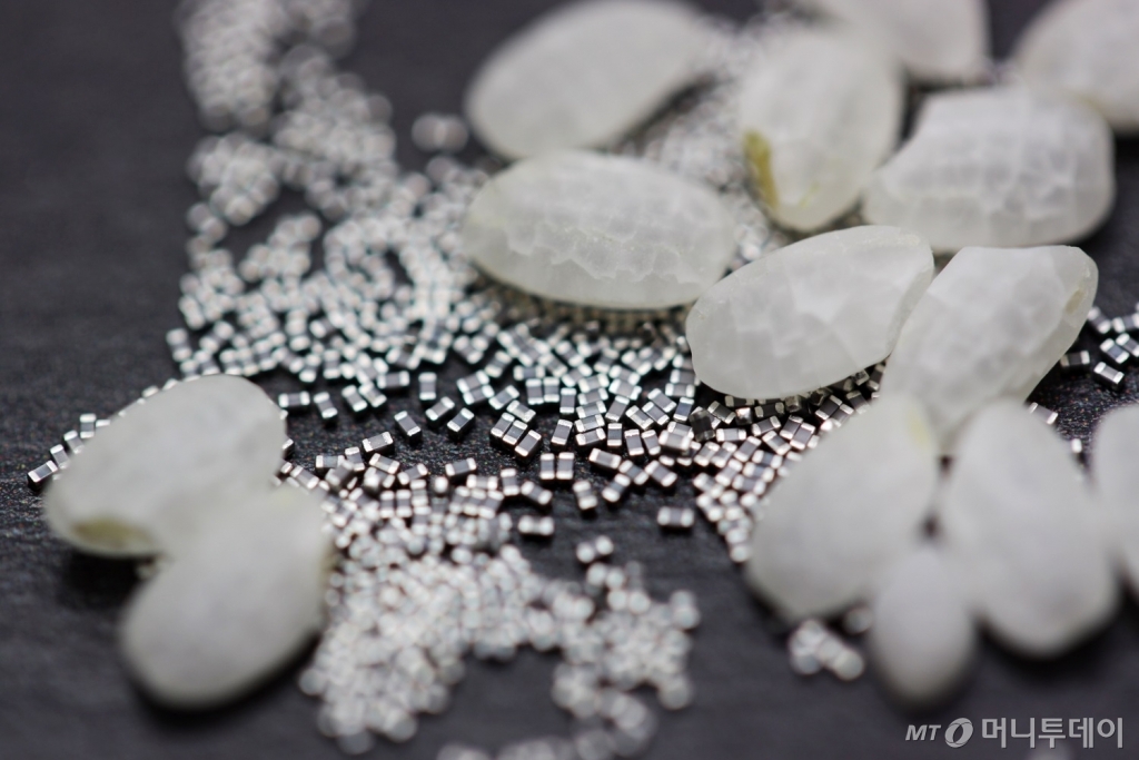 삼성전기 MLCC와 쌀 한 톨 비교/사진제공=삼성전기