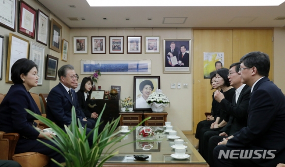 【서울=뉴시스】박진희 기자 = 문재인 대통령과 김정숙 여사가 16일 오후 故 이희호 여사의 유족을 위로하기 위해 서울 동교동 사저를 찾아 유족들과 대화를 나누고 있다. 2019.06.16. (사진=청와대 제공)   photo@newsis.com