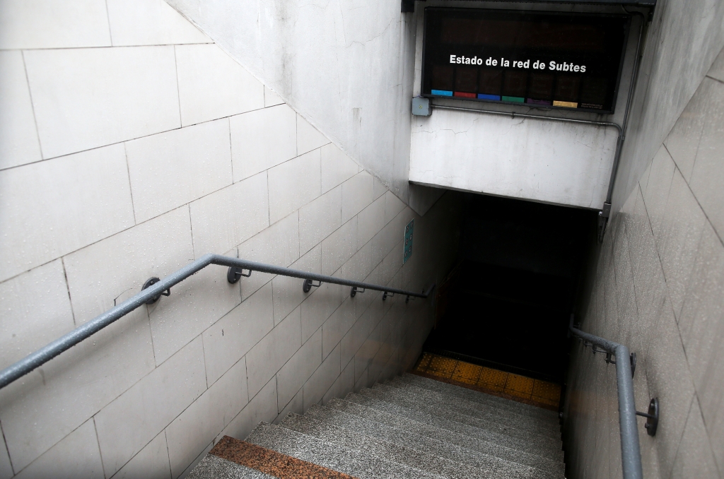 아르헨티나 수도 부에노스아이레스의 지하철 역이 정전으로 인해 폐쇄됐다. /사진=로이터