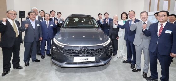유수경 두산 전무, 이병훈 광주시 문화경제부시장, 오거돈 부산광역시장, 성윤모 산업통상자원부 장관, 조명래 환경부 장관, 김종민 국회의원, 김영춘 국회수소경제포럼 대표의원, 손경식 경총 회장, 박영선 중소벤처기업부 장관, 송철호 울산광역시장, 홍선근 머니투데이 그룹전략협의회 회장, 허성무 창원시장이 19일 서울 중구 동대문디자인플라자(DDP)에서 국회수소경제포럼 주최, 머니투데이·국가기술표준원·수소융합얼라이언스추진단 공동 주관으로 열린 대한민국 수소엑스포에 참석해 현대자동차 부스를 둘러본 뒤 기념촬영을 하고 있다. 대한민국 수소엑스포는 우리 경제의 미래 성장동력으로 부상하고 있는 수소 관련 산업 및 과학기술의 현주소와 정책방향, 향후 발전 방향을 종합적으로 소개한다./사진=김휘선 기자 hwijpg@
