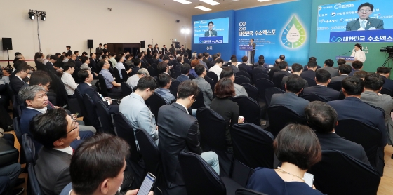  조명래 환경부 장관이 19일 서울 중구 동대문디자인플라자(DDP)에서 국회수소경제포럼 주최, 머니투데이·국가기술표준원·수소융합얼라이언스추진단 공동 주관으로 열린 '2019 대한민국 수소엑스포' 개막총회에서 축사하고 있다. '2019 대한민국 수소엑스포'는 우리 경제의 미래 성장동력으로 부상하고 있는 수소 관련 산업 및 과학기술의 현주소와 정책방향, 향후 발전 방향을 종합적으로 소개한다. / 사진=김창현 기자 chmt@