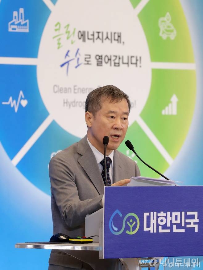 홍선근 머니투데이 그룹전략협의회 회장이 19일 서울 중구 동대문디자인플라자(DDP)에서 국회수소경제포럼 주최, 머니투데이·국가기술표준원·수소융합얼라이언스추진단 공동 주관으로 열린 '2019 대한민국 수소엑스포'에서 환영사를 하고 있다.<br><br>'2019 대한민국 수소엑스포'는 우리 경제의 미래 성장동력으로 부상하고 있는 수소 관련 산업 및 과학기술의 현주소와 정책방향, 향후 발전 방향을 종합적으로 소개한다./사진=김휘선 기자