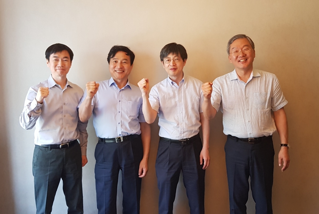 (왼쪽부터) 서유석 제넥신 대표이사, 성영철 제넥신 회장, 김진수 서울대 겸임교수, 김종문 툴젠 대표이사/사진=제넥신·툴젠