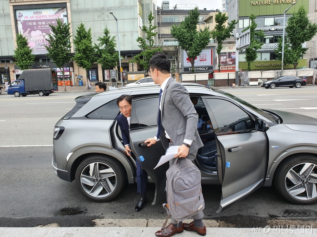 성윤모 산업통상자원부 장관이 19일 서울 중구 동대문디자인플라자(DDP)에서 열린 '2019 대한민국 수소엑스포' 행사장에 도착해 차량에서 내리고 있다./사진=유영호 기자
