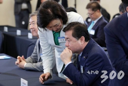  박영선 중소벤처기업부 장관, 김영춘 국회수소경제포럼 대표의원이 19일 서울 중구 동대문디자인플라자(DDP)에서 국회수소경제포럼 주최, 머니투데이·국가기술표준원·수소융합얼라이언스추진단 공동 주관으로 열린 '2019 대한민국 수소엑스포'에 참석해 대화를 하고 있다.  '2019 대한민국 수소엑스포'는 우리 경제의 미래 성장동력으로 부상하고 있는 수소 관련 산업 및 과학기술의 현주소와 정책방향, 향후 발전 방향을 종합적으로 소개한다. / 사진=김휘선 기자 hwijpg@