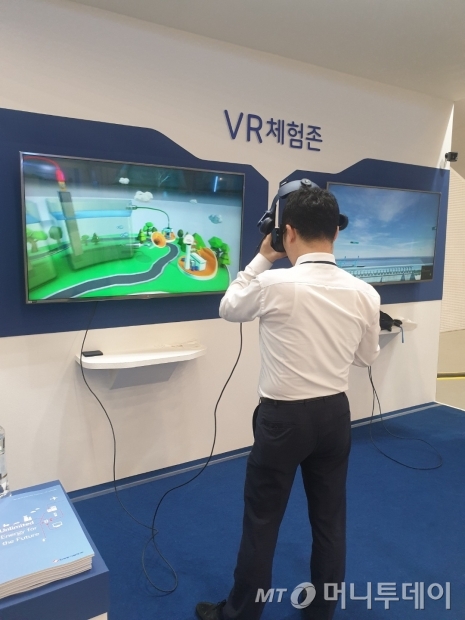 19일 서울 동대문디자인플라자(DDP)에서 열린 '2019 대한민국 수소엑스포' 한국동서발전 부스에서 관람객이 가상현실(VR) 체험을 통해 이산화탄소 활용 수소전력생산시스템 원리를 배우고 있다./사진=권혜민 기자