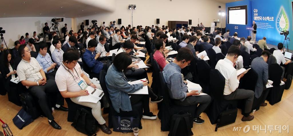 켈빈 헤흐트(Kelvin Hecht) 미국 연료전지기술위원회 의장이 19일 서울 중구 동대문디자인플라자(DDP)에서 국회수소경제포럼 주최, 머니투데이·국가기술표준원·수소융합얼라이언스추진단 공동 주관으로 열린 '2019 대한민국 수소엑스포' 세션1 '수소중심 에너지 패러다임 전환을 위한 글로벌 포럼'에서 '미국의 수소경제 및 표준화 대응 전략'에 대해 발표하고 있다.'2019 대한민국 수소엑스포'는 우리 경제의 미래 성장동력으로 부상하고 있는 수소 관련 산업 및 과학기술의 현주소와 정책방향, 향후 발전 방향을 종합적으로 소개한다./사진=김창현 기자