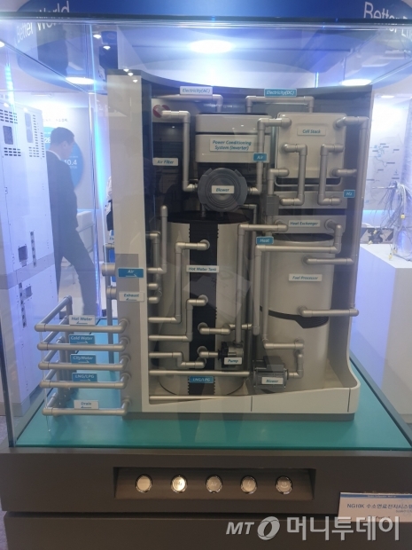 한국가스공사가 19일 서울 동대문디자인플라자(DDP)에서 열린 '2019 대한민국 수소엑스포'에서 5㎾급 건물용 수소 연료전지 시스템 모형을 선보였다./사진=권혜민 기자