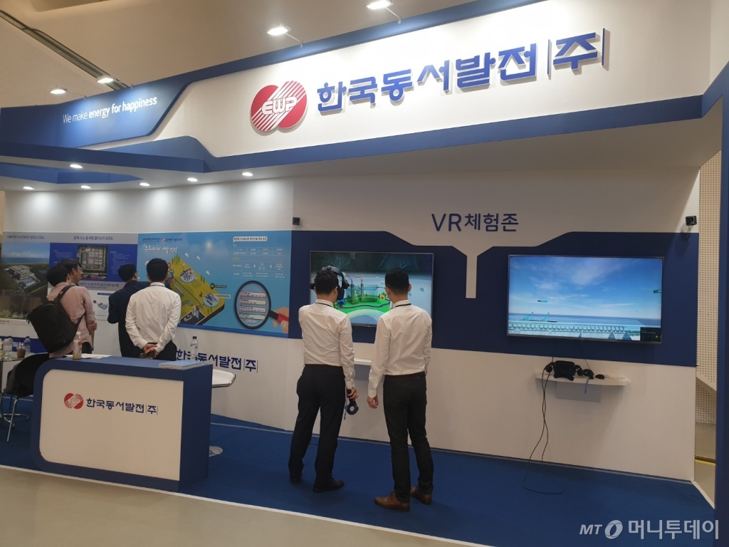 19일 서울 동대문디자인플라자(DDP)에서 열린 '2019 대한민국 수소엑스포' 한국동서발전 부스에서 관람객이 가상현실(VR) 체험을 통해 이산화탄소 활용 수소전력생산시스템 원리를 배우고 있다./사진=권혜민 기자