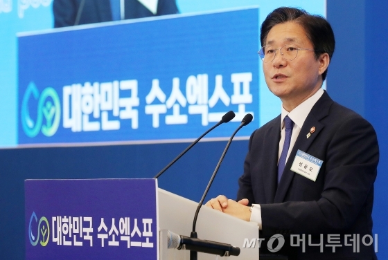  유수경 두산 전무, 이병훈 광주시 문화경제부시장, 오거돈 부산광역시장, 성윤모 산업통상자원부 장관, 조명래 환경부 장관, 김종민 국회의원, 김영춘 국회수소경제포럼 대표의원, 손경식 경총 회장, 박영선 중소벤처기업부 장관, 송철호 울산광역시장, 홍선근 머니투데이 그룹전략협의회 회장, 허성무 창원시장이 19일 서울 중구 동대문디자인플라자(DDP)에서 국회수소경제포럼 주최, 머니투데이·국가기술표준원·수소융합얼라이언스추진단 공동 주관으로 열린 '2019 대한민국 수소엑스포'에 참석해 현대자동차 부스를 둘러본 뒤 기념촬영을 하고 있다. '2019 대한민국 수소엑스포'는 우리 경제의 미래 성장동력으로 부상하고 있는 수소 관련 산업 및 과학기술의 현주소와 정책방향, 향후 발전 방향을 종합적으로 소개한다.  / 사진=김휘선 기자 hwijpg@