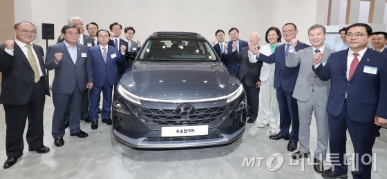  19일 서울 중구 동대문디자인플라자(DDP)에서 국회수소경제포럼 주최, 머니투데이·국가기술표준원·수소융합얼라이언스추진단 공동 주관으로 열린 '2019 대한민국 수소엑스포'에서 주요 참석자들이 문재인 대통령의 축전을 보고 있다. '2019 대한민국 수소엑스포'는 우리 경제의 미래 성장동력으로 부상하고 있는 수소 관련 산업 및 과학기술의 현주소와 정책방향, 향후 발전 방향을 종합적으로 소개한다. / 사진=김휘선 기자 hwijpg@