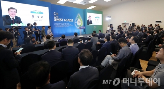 현철 효성 기전PU 사장, 유수경 두산 전무, 이병훈 광주광역시 문화경제부시장, 김영두 한국가스공사 사장직무대행, 조희연 서울특별시 교육감, 오거돈 부산광역시장, 조명래 환경부 장관, 성윤모 산업통상자원부 장관, 김영춘 국회수소경제포럼 대표의원, 홍선근 머니투데이 그룹전략 회장, 박영선 중소벤처기업부 장관, 김종민 국회의원, 손경식 한국경영자총협회 회장, 공영운 현대자동차 사장, 이상헌 더불어민주당 의원, 송철호 울산광역시장, 허성무 창원시장, 박일준 한국동서발전 사장, 박형구 한국중부발전 사장, 박종면 머니투데이 사장, 신재행 수소얼라이언스 추진단장이 19일 서울 중구 동대문디자인플라자(DDP)에서 국회수소경제포럼 주최, 머니투데이·국가기술표준원·수소융합얼라이언스추진단 공동 주관으로 열린 '2019 대한민국 수소엑스포' 개막총회에 참석해 기념 테이프를 자르고 있다. '2019 대한민국 수소엑스포'는 우리 경제의 미래 성장동력으로 부상하고 있는 수소 관련 산업 및 과학기술의 현주소와 정책방향, 향후 발전 방향을 종합적으로 소개한다. / 사진=김휘선 기자 hwijpg@