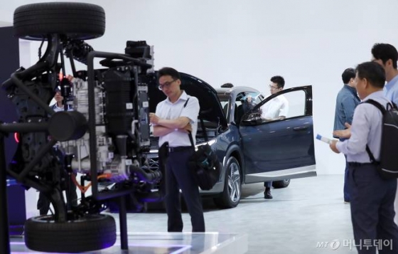 19일 서울 동대문디자인플라자(DDP)에서 국회수소경제포럼 주최, 머니투데이·국가기술표준원·수소융합얼라이언스추진단 공동 주관으로 열린 '2019 대한민국 수소엑스포'를 찾은 관람객들이 현대자동차 부스를 살펴보고 있다./사진=김휘선 기자