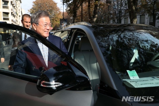 【파리(프랑스)=뉴시스】전신 기자 = 문재인 대통령이 14일(현지시간) 파리 중심가에서 현대자동차가 수출한 '넥쏘' 수소 전기차에 탑승하고 있다. 2018.10.15. (사진=청와대 제공)  photo@newsis.com  <저작권자ⓒ 공감언론 뉴시스통신사. 무단전재-재배포 금지.>