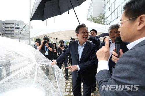 "깨끗한 공기인가요?"= 문재인 대통령이 17일 서울 마곡 R&D 단지에서 열린 혁신성장 점검회의에 앞서 현대차 관계자의 설명을 들으며 수소전기버스 미세먼지 저감 체험을 하고 있다. 2018.05.17.  photo1006@newsis.com   <저작권자ⓒ 공감언론 뉴시스통신사. 무단전재-재배포 금지.>