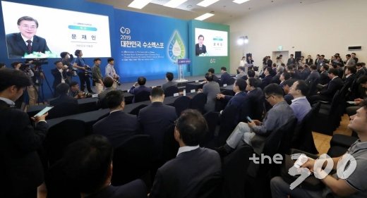 19일 서울 중구 동대문디자인플라자(DDP)에서 국회수소경제포럼 주최, 머니투데이·국가기술표준원·수소융합얼라이언스추진단 공동 주관으로 열린 2019 대한민국 수소엑스포에서 주요 참석자들이 문재인 대통령의 축전을 보고 있다. / 사진=김휘선 기자 hwijpg@