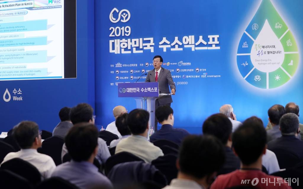  이홍기 교수 겸 IEC/TC105 WG10 의장이 19일 서울 중구 동대문디자인플라자(DDP)에서 국회수소경제포럼 주최, 머니투데이·국가기술표준원·수소융합얼라이언스추진단 공동 주관으로 열린 '2019 대한민국 수소엑스포'에서 '한국의 수소경제 국제표준화 추진 방향'에 대해 발표하고 있다. <br><br>'2019 대한민국 수소엑스포'는 우리 경제의 미래 성장동력으로 부상하고 있는 수소 관련 산업 및 과학기술의 현주소와 정책방향, 향후 발전 방향을 종합적으로 소개한다. / 사진=김휘선 기자 hwijpg@