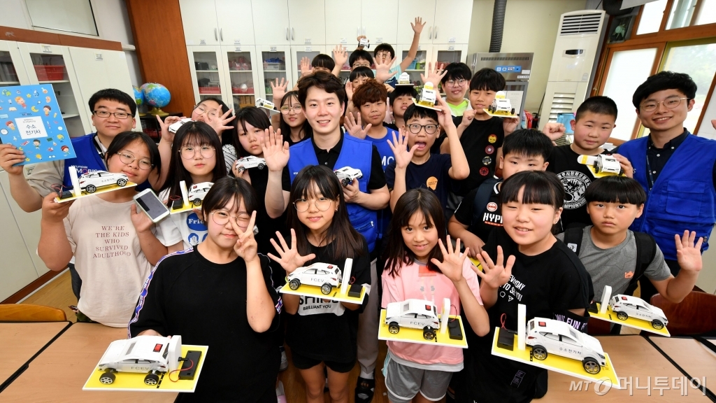 충주 대소원 초등학교에서 초등학생들이 현대모비스가 진행하는 주니어공학교실에 참가해 직접 만든 '수소전기차 과학키트'를 들어 보이고 있다. /사진제공=현대모비스