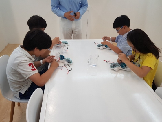 초등학생들이 지난 19일 2019 대한민국 수소엑스포 현대자동차 부스에 마련된 어린이 과학교실에 참여하고 있다./사진=안정준 기자