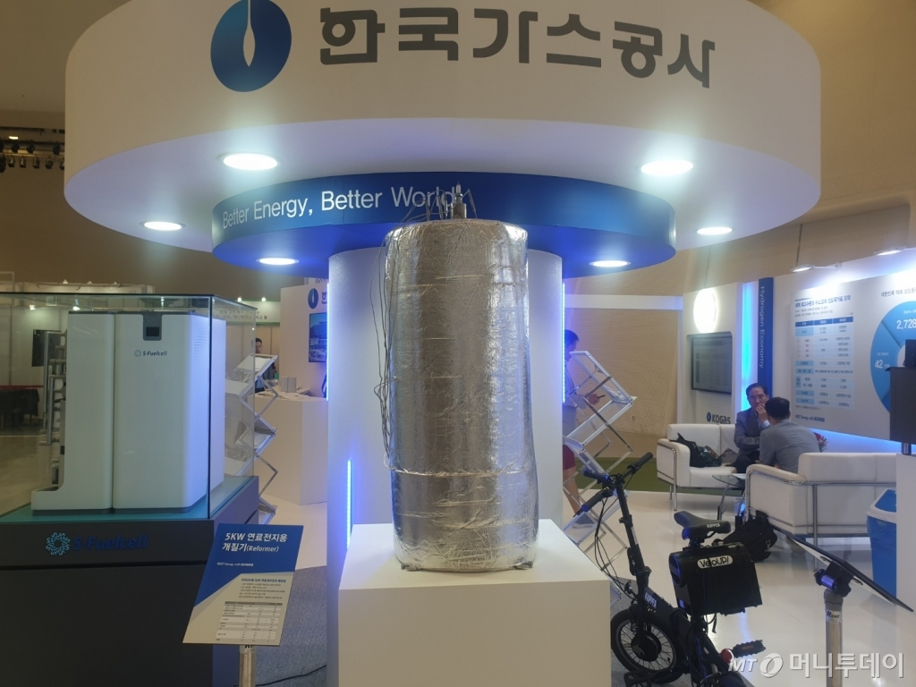 한국가스공사가 20일 서울 동대문디자인플라자(DDP)에서 열린 '2019 대한민국 수소엑스포'에서 5㎾급 연료전지용 천연가스 개질기 실물을 선보였다./사진=권혜민 기자