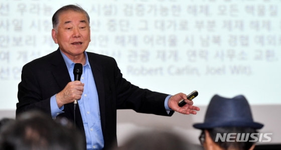 【광주=뉴시스】신대희 기자 = 문정인 대통령 통일외교안보특보가 13일 오후 광주 동구 옛 전남도청 회의실에서 '3차 북미정상회담과 남북관계 전망'이라는 주제의 특별강연을 펼치고 있다. 이날 강연은 5·18 항쟁 39주년을 기념해 마련됐다. 2019.05.13.   sdhdream@newsis.com