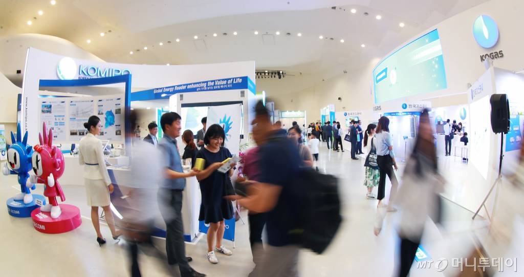 20일 서울 중구 동대문디자인플라자(DDP)에서 국회수소경제포럼 주최, 머니투데이·국가기술표준원·수소융합얼라이언스추진단 공동 주관으로 '2019 대한민국 수소엑스포'가 진행되고 있다./사진=이동훈 기자