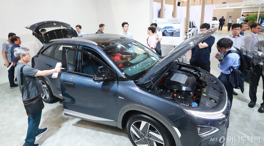 20일 서울 중구 동대문디자인플라자(DDP)에서 국회수소경제포럼 주최, 머니투데이·국가기술표준원·수소융합얼라이언스추진단 공동 주관으로 열린 '2019 대한민국 수소엑스포' 관람객들이 현대자동차의 수소전기차 넥소를 살펴보고 있다./사진=이동훈 기자