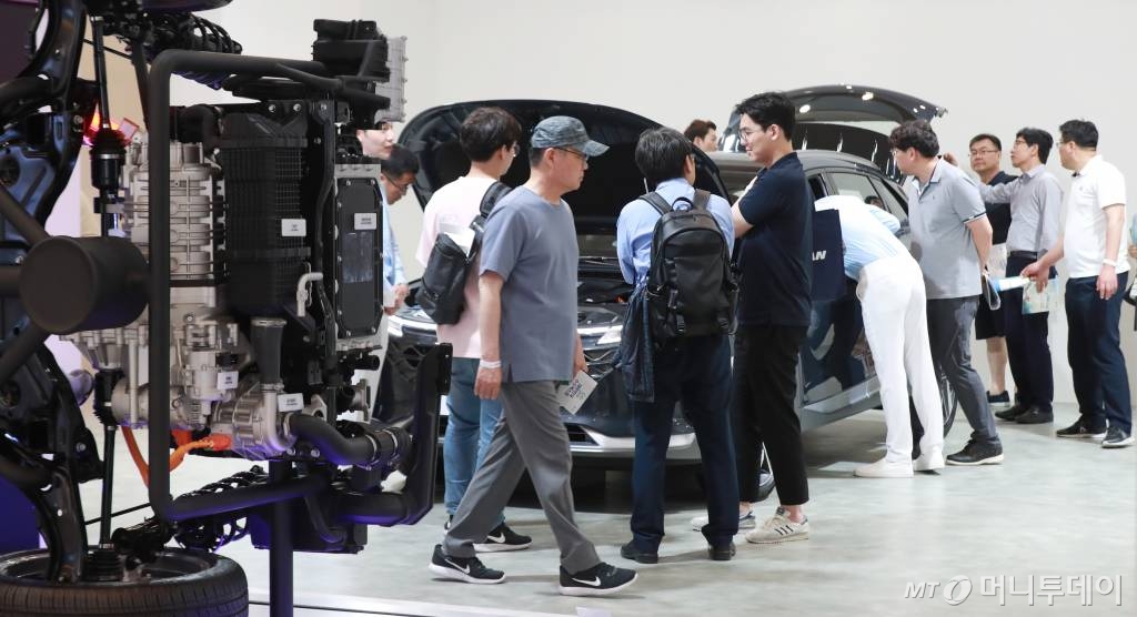 20일 서울 중구 동대문디자인플라자(DDP)에서 국회수소경제포럼 주최, 머니투데이·국가기술표준원·수소융합얼라이언스추진단 공동 주관으로 열린 '2019 대한민국 수소엑스포' 관람객들이 현대자동차 부스를 둘러보고 있다./사진=이동훈 기자