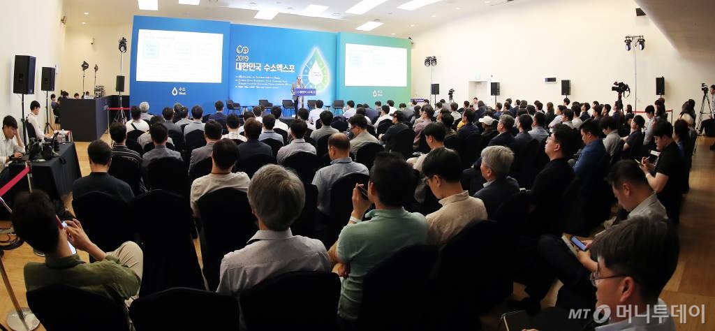 박진남 경일대 신재생에너지학부 교수가 20일 서울 중구 동대문디자인플라자(DDP)에서 국회수소경제포럼 주최, 머니투데이·국가기술표준원·수소융합얼라이언스추진단 공동 주관으로 열린 '2019 대한민국 수소엑스포' 세션2 '대한민국 수소경제 어디로 가나'에서 '수소경제 활성화 필요성 및 로드맵 구체화'에 대해 발표하고 있다./사진=김창현 기자