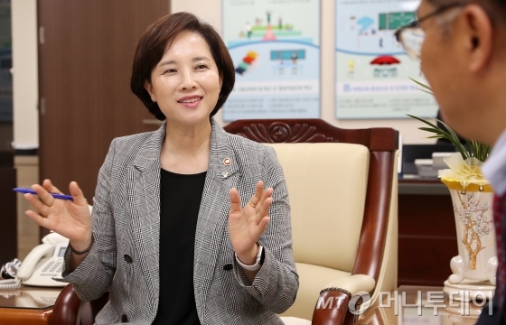 유은혜 부총리겸 교육부 장관이 지난 17일 머니투데이와의 인터뷰에서 고교학점제 추진 계획에 대해 설명하고 있다./ 사진=김휘선 기자 hwijpg@