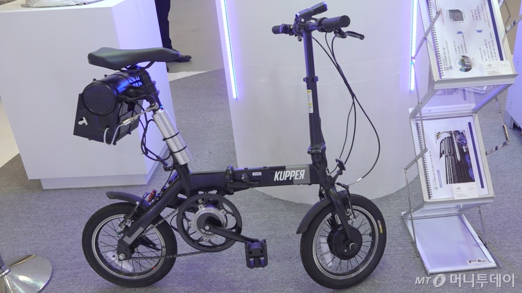 한국가스공사가 20일 서울 동대문디자인플라자(DDP)에서 열린 '2019 대한민국 수소엑스포'에서 중소기업 '한국에너지재료'가 개발한 고체 수소저장용기 활용 수소자전거를 선보였다./사진=이상봉 기자