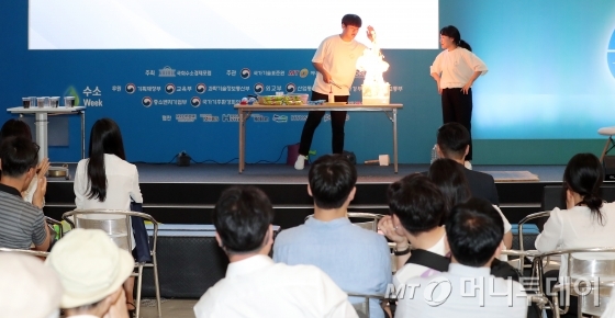 20일 서울 중구 동대문디자인플라자(DDP)에서 열린 국회수소경제포럼 주최, 머니투데이·국가기술표준원·수소융합얼라이언스추진단 공동 주관 '2019 대한민국 수소엑스포'에서 유튜버 코코보라가 수소실험 및 버스킹 공연을 하고 있다. / 사진=김창현 기자 chmt@