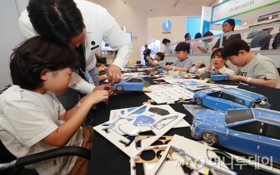 20일 서울 중구 동대문디자인플라자(DDP)에서 국회수소경제포럼 주최, 머니투데이·국가기술표준원·수소융합얼라이언스추진단 공동 주관으로 열린 '2019 대한민국 수소엑스포'에서 어린이 관람객이 모형 넥소 자율주행차 만들기를 하고 있다. / 사진=이동훈 기자 photoguy@