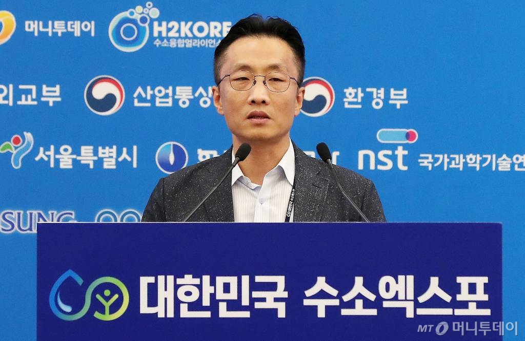 박순찬 현대차 연료전지사업부 상무가 21일 서울 중구 동대문디자인플라자(DDP)에서 국회수소경제포럼 주최, 머니투데이·국가기술표준원·수소융합얼라이언스추진단 공동 주관으로 열린 '2019 대한민국 수소엑스포' 세션4 '수소에너지 및 연료전지 기술개발 동향'에서 '수소전기차 생태계 발전 방안'에 대해 발표하고 있다./사진=김창현 기자 chmt@