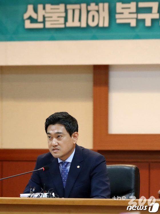 (속초=뉴스1) 고재교 기자 = 오신환 바른미래당 원내대표가 21일 강원도 속초시청 디지털상황실에서 열린 현장 최고위원회의에서 발언하고 있다. 2019.6.21/뉴스1  <저작권자 © 뉴스1코리아, 무단전재 및 재배포 금지>