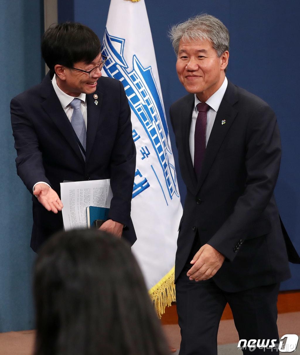(서울=뉴스1) 박세연 기자 = 김상조 신임 청와대 정책실장(왼쪽)과 김수현 전 청와대 정책실장이 21일 오후 서울 종로구 춘추관에서 취재진에게 인사를 마친 후 이동하고 있다.  문재인 대통령은 이날 김상조 공정거래위원회 위원장을 대통령비서실 정책실장으로 이호승 기획재정부 제1차관을 대통령비서실 경제수석으로 임명했다. 2019.6.21/뉴스1  <저작권자 © 뉴스1코리아, 무단전재 및 재배포 금지>